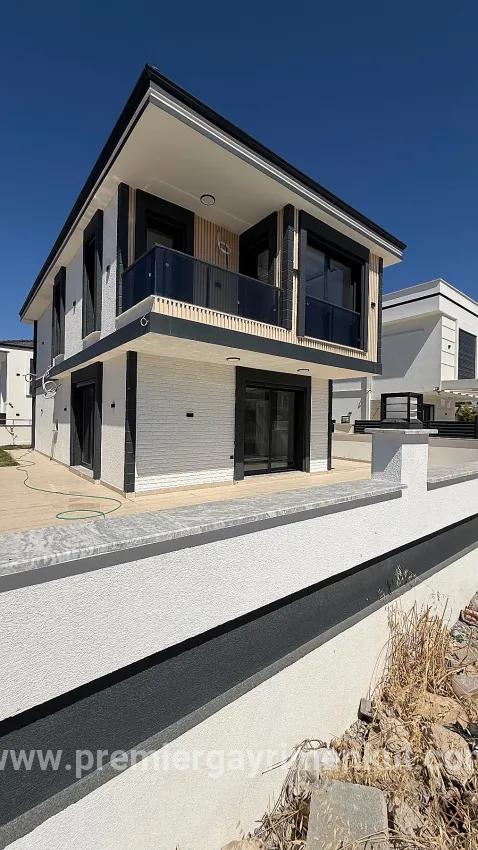 Havuzlu Denize Yakın Lüks Villa